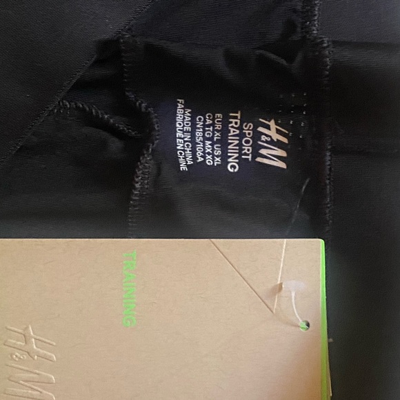 Brand new gym short Extremely breathable in black two pockets - Picture 2 of 3